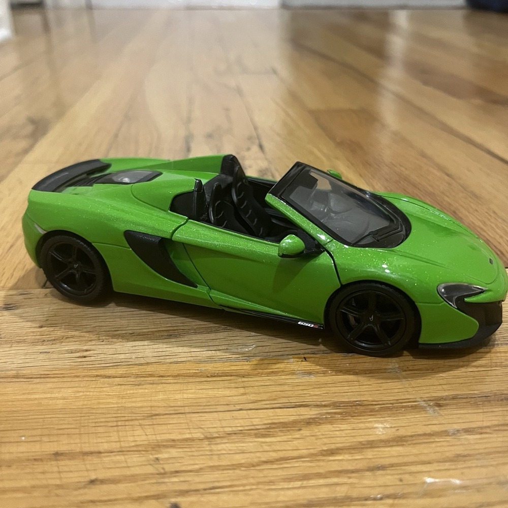 Motormax McLaren 650S Spider Diecast Car 1:24 Scale Metallic Green Opening Doors - Picture 2 of 13